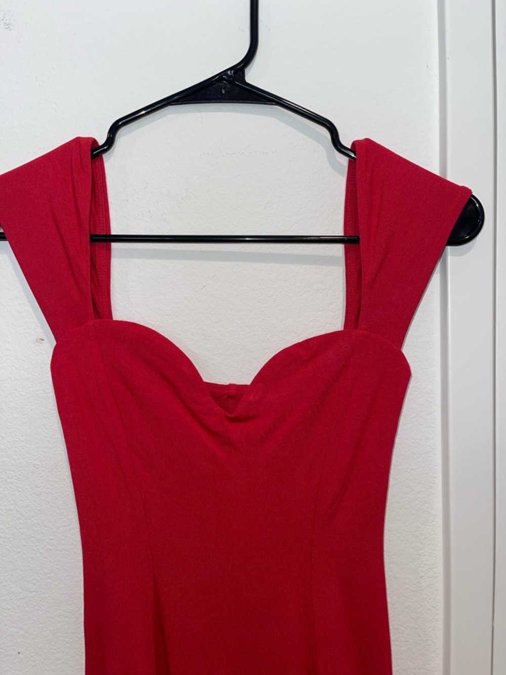 Elegant Red Maxi Dress with Sweetheart Neckline - Picture 4 of 8